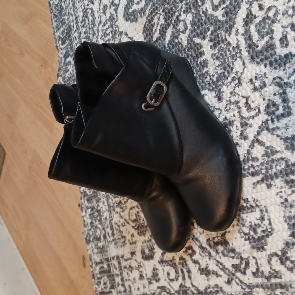 Blowfish ankle boot size 8